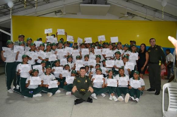 68 adolescentes culminaron su servicio social en programas de turismo con la policía