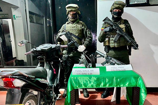 Elementos incautados-policías custodiando 