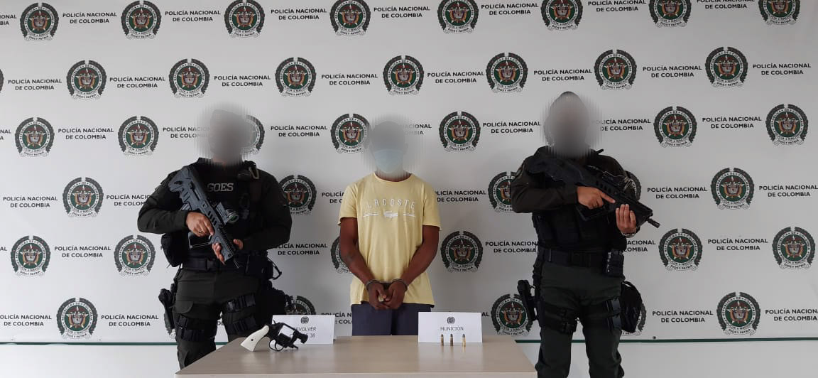 Planes de registro y control permiten la captura de dos hombres por el delito de porte ilegal de armas de fuego.