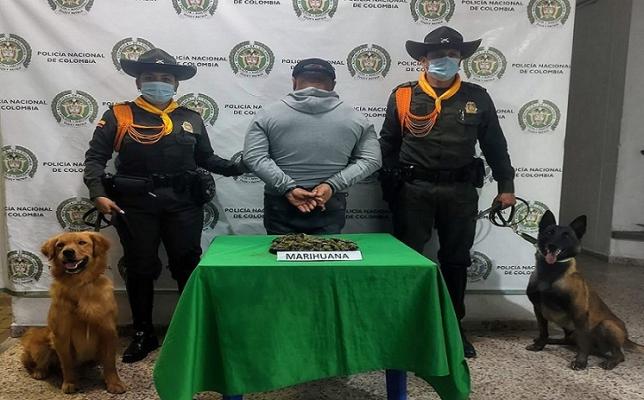 1 persona capturada-policías custodiando