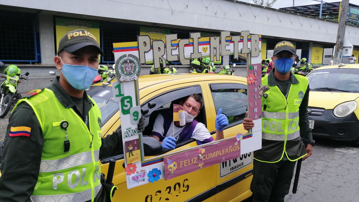 Entonamos las notas musicales del Bunde Tolimense y entregamos banderas