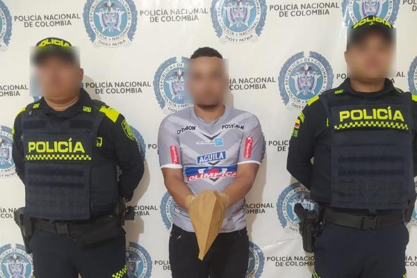 Persona capturada-policías custodiando