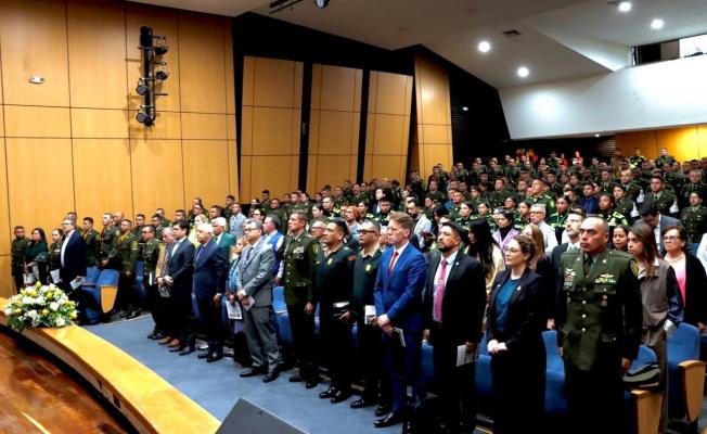 personas entonando el himno de Colombia 