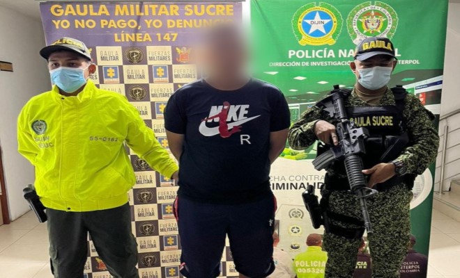 1 persona capturada-policías custodiando