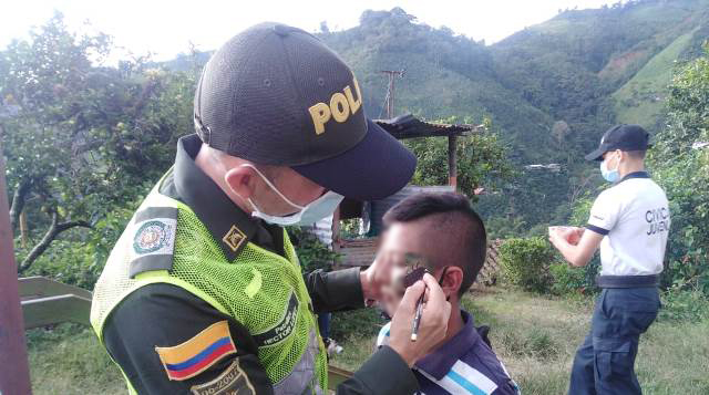 El-Intendente-Mauricio-Cárdenas-y-el-Patrullero-Fabio-López-trabajan-día-a-día-por-el-bienestar-de-nuestros-ciudadanos