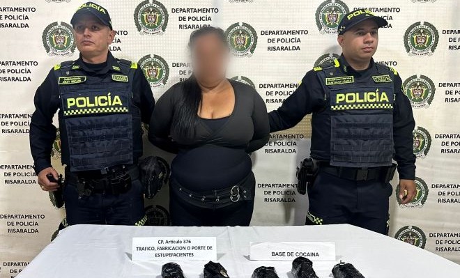 Una mujer capturada, dos policías captores y base de coca incautada