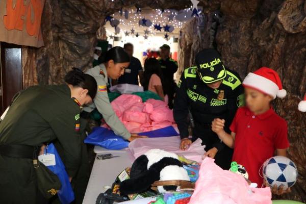 Con la participación de la comandante de la Policía Metropolitana de Pereira, se empacan los regalos navideños