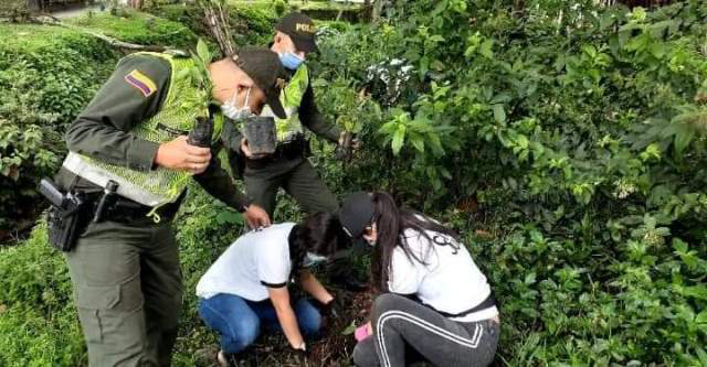 El-Intendente-Mauricio-Cárdenas-y-el-Patrullero-Fabio-López-trabajan-día-a-día-por-el-bienestar-de-nuestros-ciudadanos