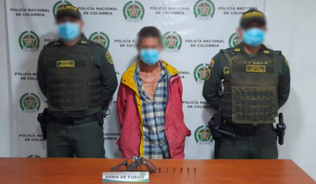 1 persona capturada-policías custodiando