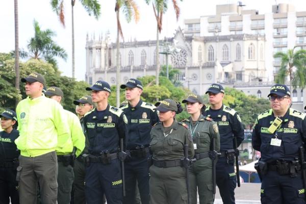 Policías formando