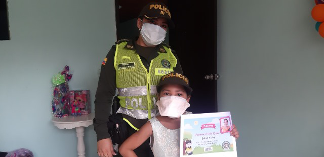 Con-serenata-diploma-y-regalos-logramos-brindarle-una-alegría-a-esta-guerrera-de-la-vida