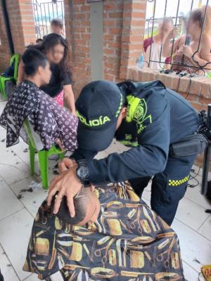 Personas reunidas con la Policía