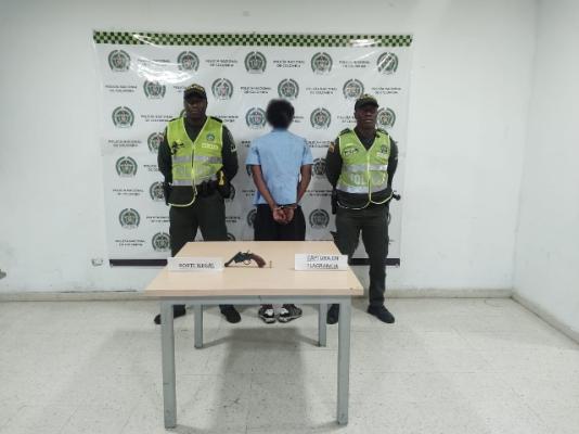 Persona capturada-policías custodiando