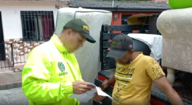 Persona capturada-policía custodiando