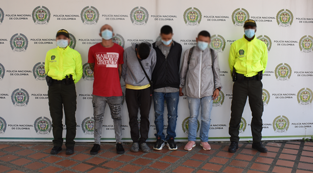 4 personas capturadas-policias custodiando