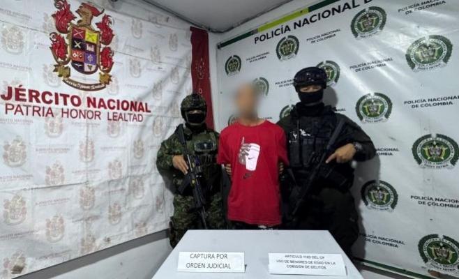 Dos polic&iacute;as con un capturado 