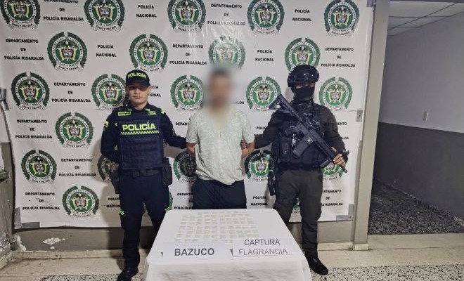 Dos polic&iacute;as captores y una persona capturada con orden judicial