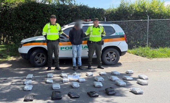 una persona capturada, marihuana incautada, dos funcionarios de la seccional de transito y transporte y un vehiculo institucional