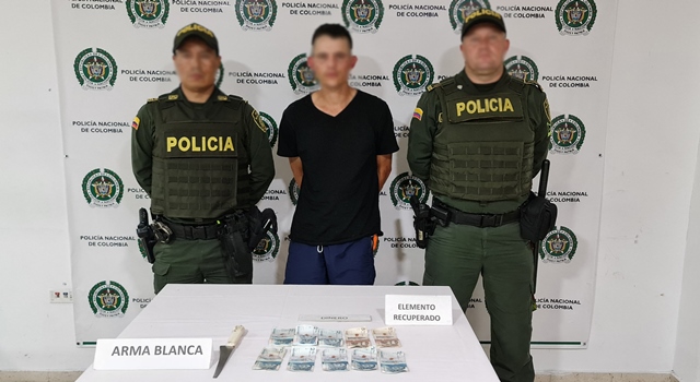 Persona capturada-policías custodiando-elementos incautados