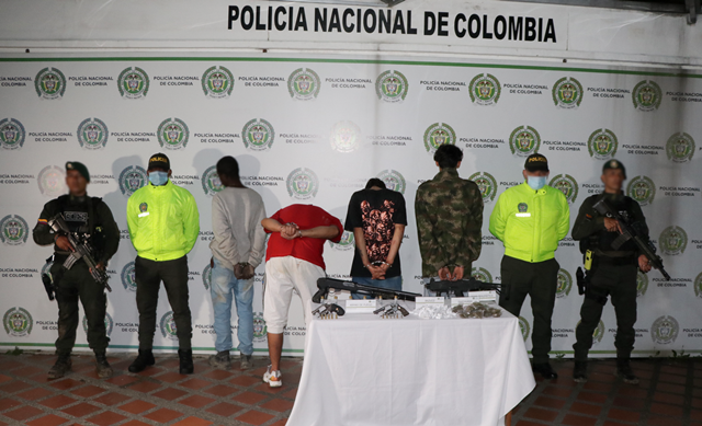 personas capturadas-policías custodiando