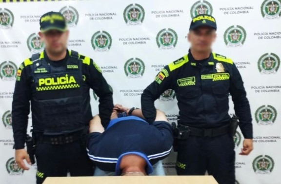 Las armas incautadas en el procedimiento, son una pistola y un revólver 