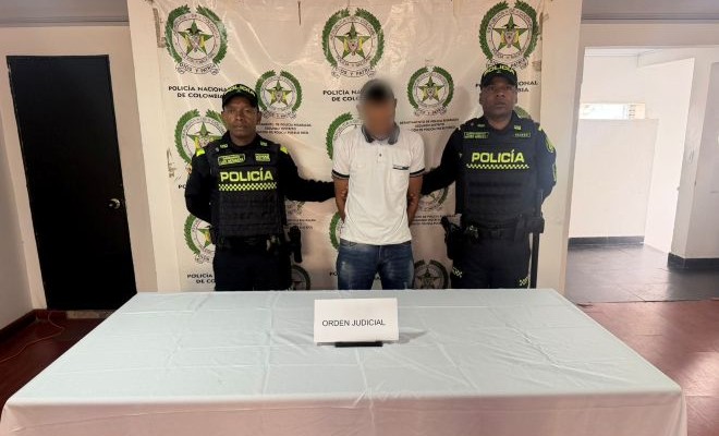 Dos polic&iacute;as y una persona capturada con orden judicial