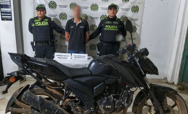 Dos polic&iacute;as captores y una motocicleta recuperada