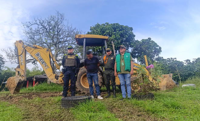 En el procedimiento llevado a cabo es incautada una retroexcavadora 