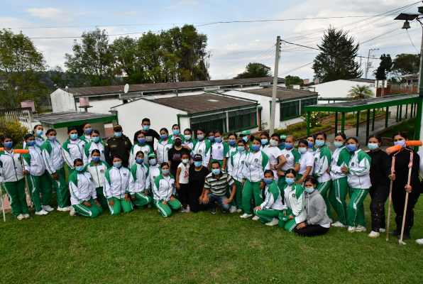 policías acompañando el regreso a clases