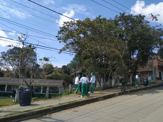 policías acompañando el regreso a clases