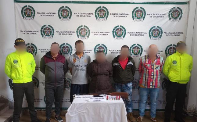 Persona capturada-policías custodiando 