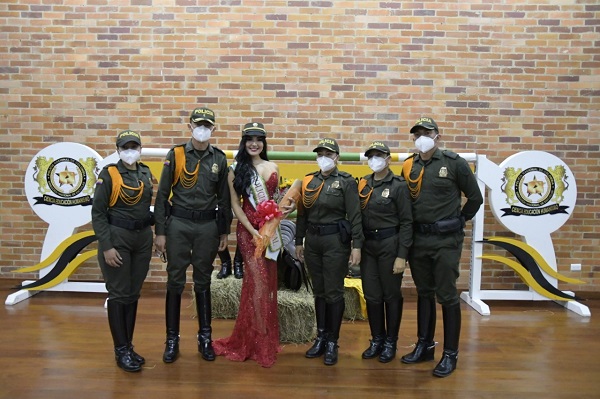 Coronación Reina Policía Nacional, en el marco del festival de la Guabina y el Tiple 