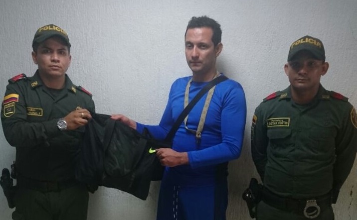 Entrega de elementos que habían sido hurtados a turista por parte de la Policía Nacional