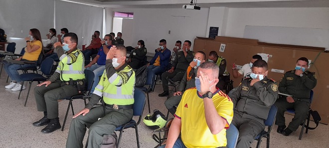 policías recibiendo charlas