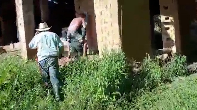 Policía cargando persona en los hombros