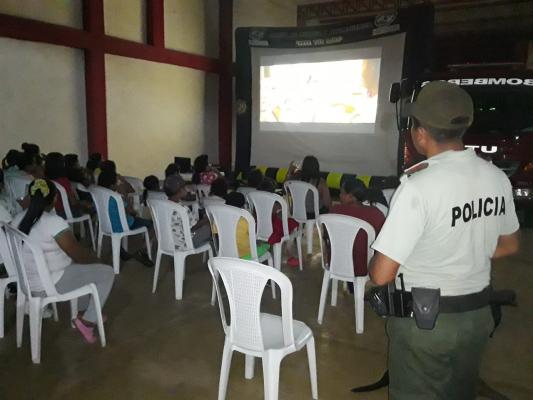 Policía realizando campaña