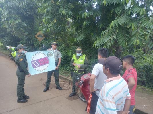 Policía realizando campaña