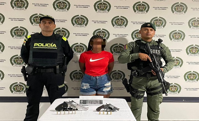 Una mujer capturada con dos armas de fuego 
