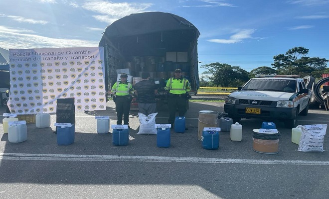 Persona capturada-policías custodiando 