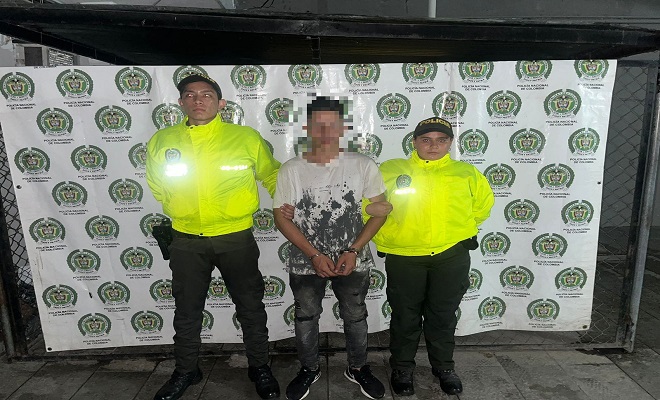 Persona capturada-policías custodiando 