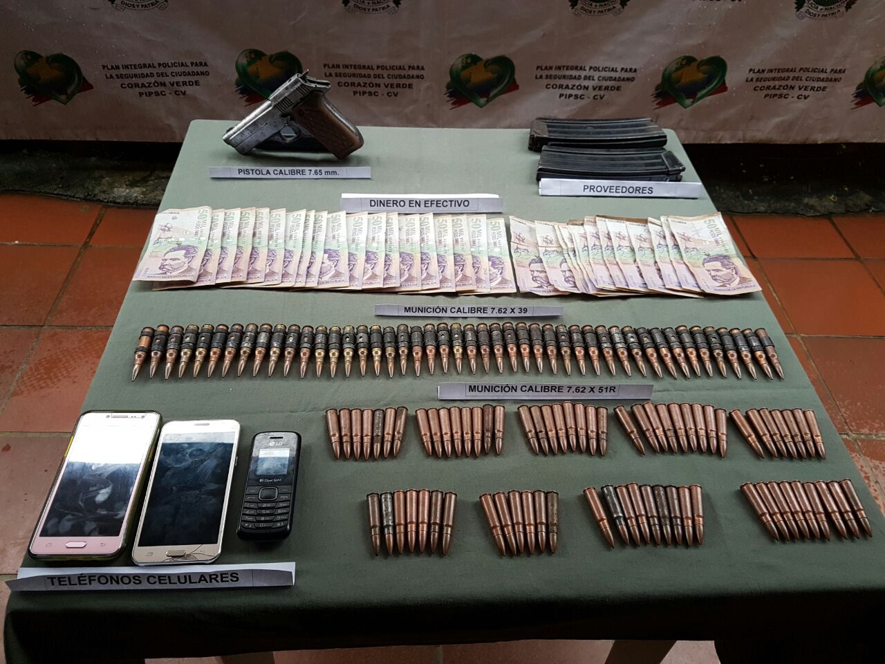 Material de guerra y dinero incautado