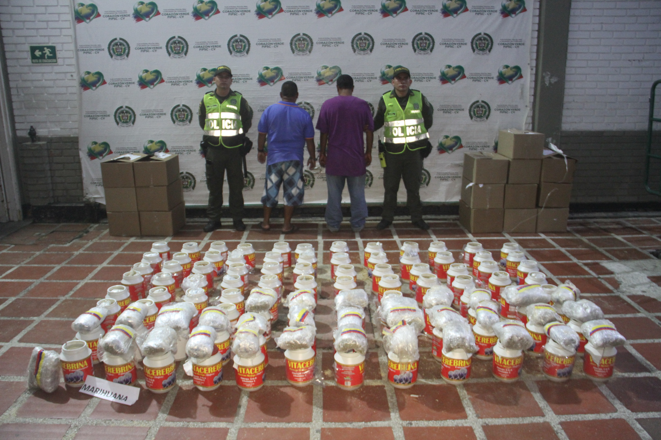 Policía captura a dos hombres que transportaban marihuana en tarros de producto comercial