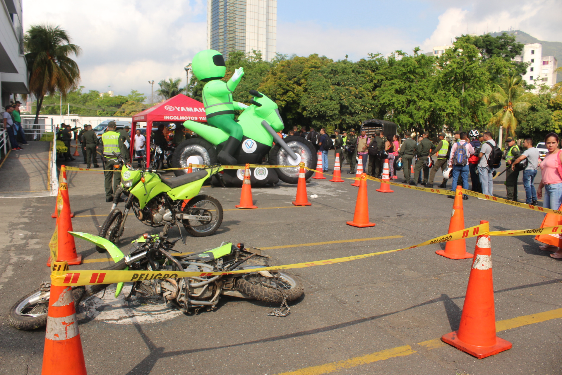 Se recomienda utizar cascos que cumplan con las normas técnicas