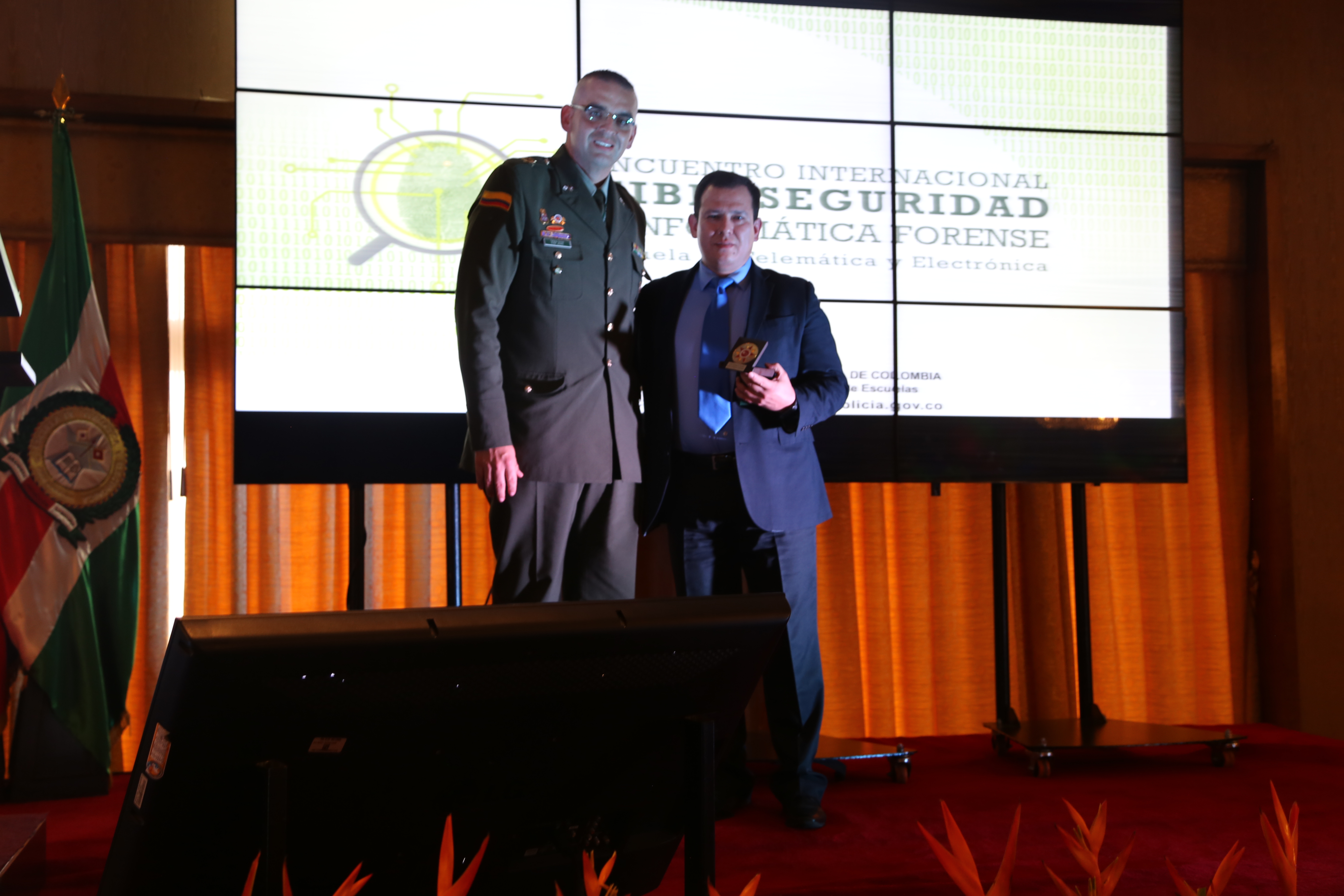 Entrega reconocimientos a los ponentes por parte del señor director escuela