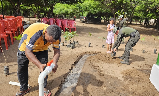 Policía y comunidad juntos organizan pozo