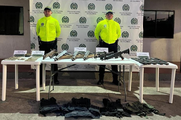 Incautan 06 armas de fuego tipo fusil, 120 cartuchos calibre 5.56 milímetros