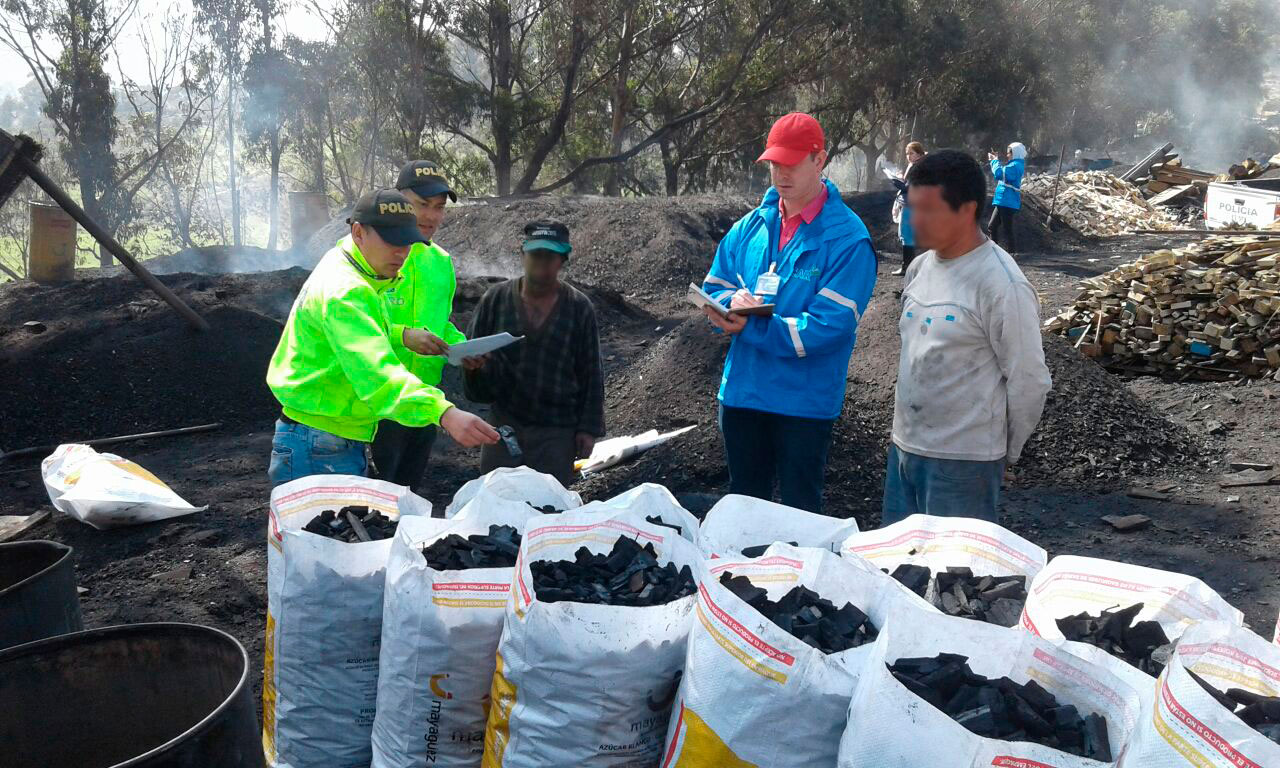 policia-realizando-incautacion-de-carbon