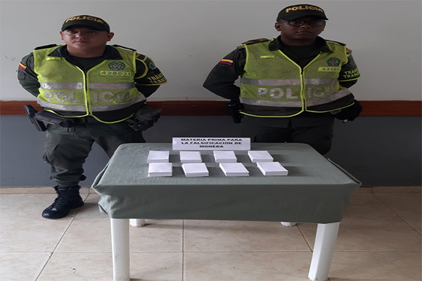 En puesto de control hallamos 1.180 fragmentos de papel con impresiones de billetes de 50 mil pesos