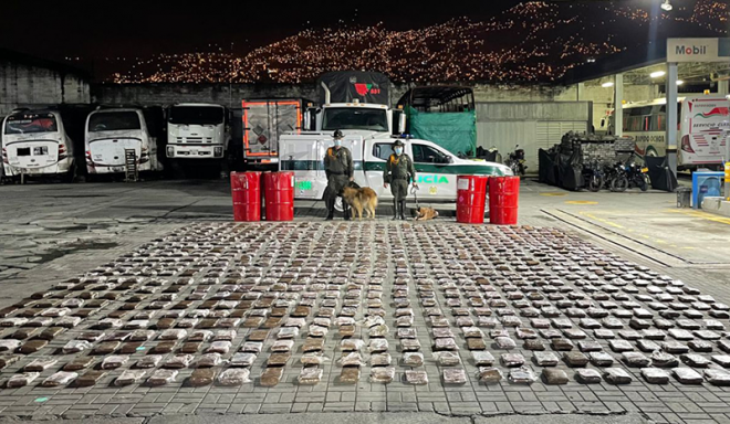 Policías custodian marihuana incautada en Medellín 