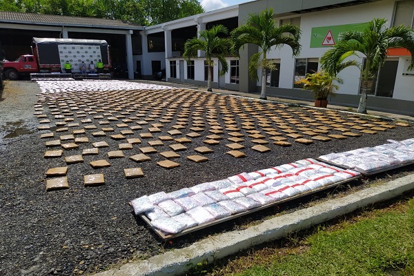 1.547 paquetes de marihuana incautados encaletado en jaulas de pollos 